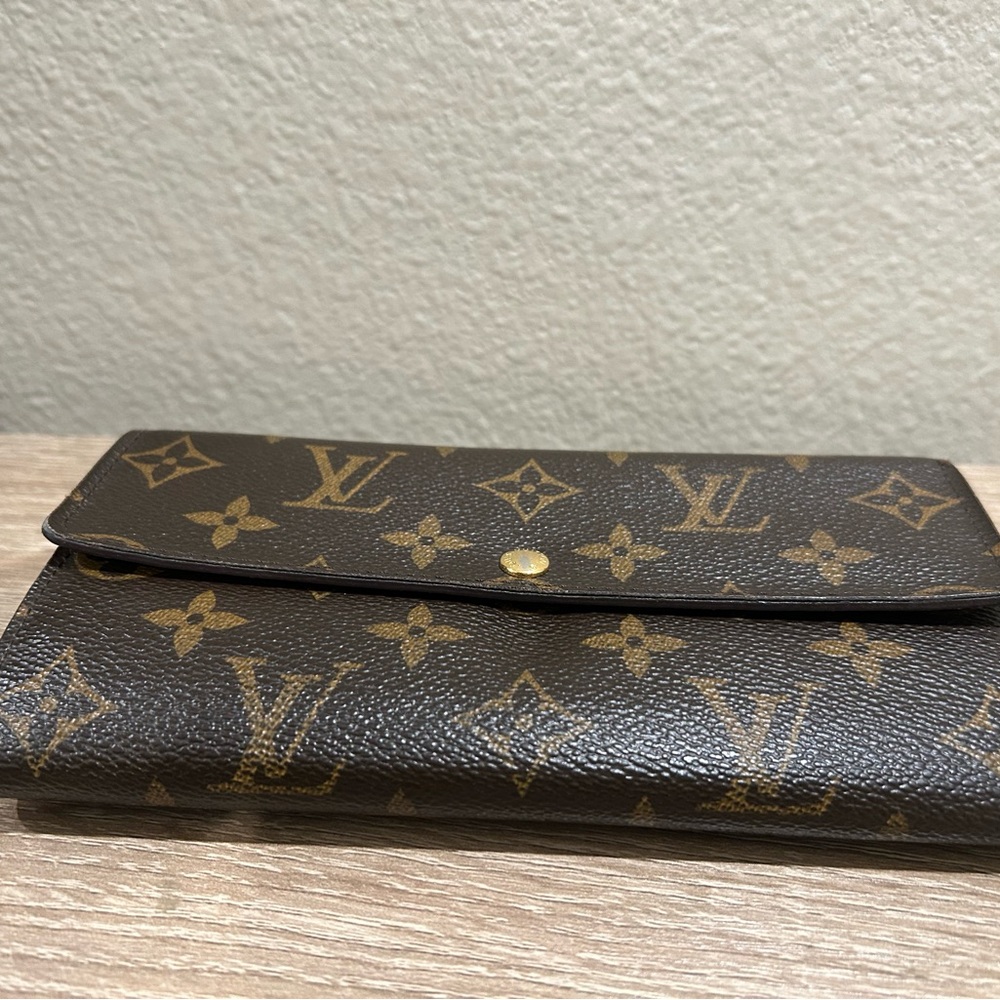 Louis Vuitton Wallet in Very Good Condition